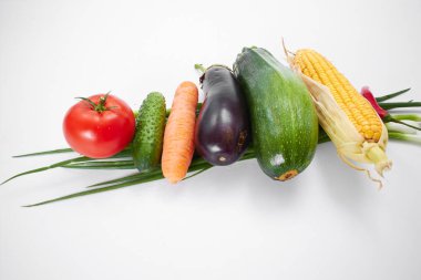 Beyaz arka planda taze sebzeler, sıfır atık kavramı
