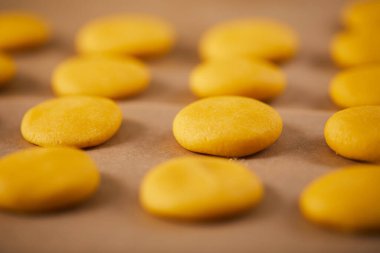 Taze tereyağlı kurabiye yığını, yakın görüş.