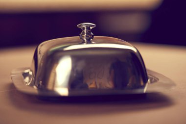 Gümüş tereyağı çanak üzerinde ahşap masa, yakın çekim