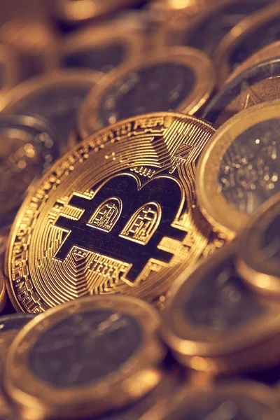 Altın Bitcoin Yığını Kripto Para Için Kavramsal Görüntü — Stok fotoğraf