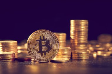 altın bitcoin yığını, kripto para için kavramsal görüntü