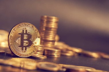 altın bitcoin yığını, kripto para için kavramsal görüntü