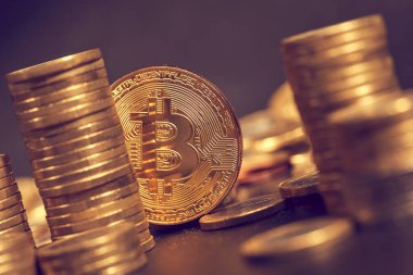 altın bitcoin yığını, kripto para için kavramsal görüntü