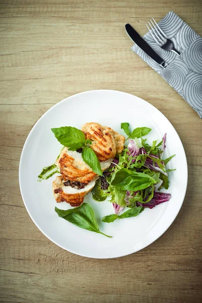 Gegrilde Kipfilet Salade Witte Plaat Van Dichtbij Bekeken — Stockfoto