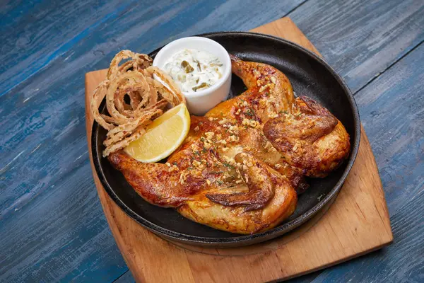 Poulet Rôti Avec Sauce Citron Dans Une Casserole Vue Rapprochée — Photo