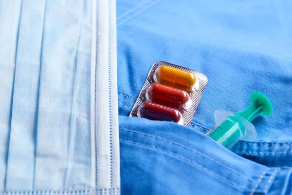 Pílulas Medicina Farmacêutica Máscara Médica Fundo Azul Conceito Medicina Coronavírus — Fotografia de Stock