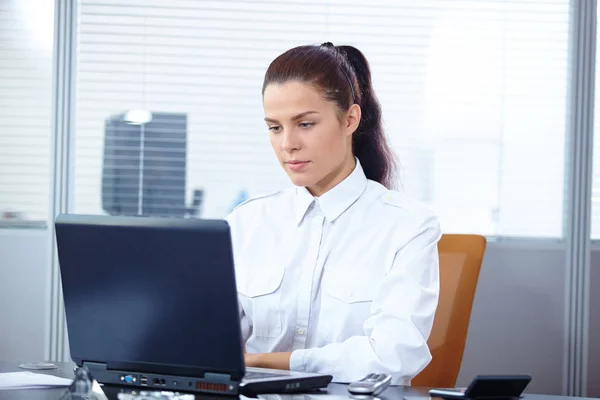 Jonge Mooie Zakenvrouw Zitten Met Laptop Werkplek — Stockfoto