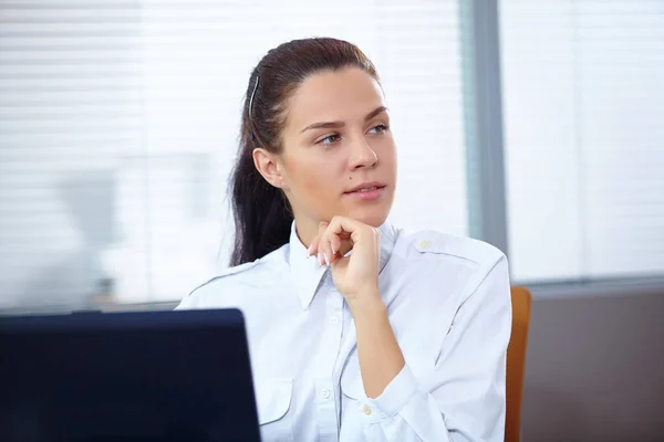 Jovem Mulher Negócios Bonita Sentada Com Laptop Local Trabalho — Fotografia de Stock