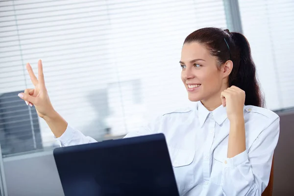 Jovem Mulher Negócios Bonita Sentada Com Laptop Local Trabalho — Fotografia de Stock