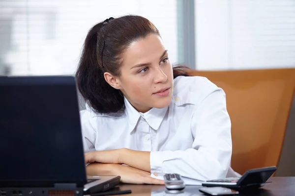 Junge Schöne Geschäftsfrau Sitzt Mit Laptop Arbeitsplatz — Stockfoto