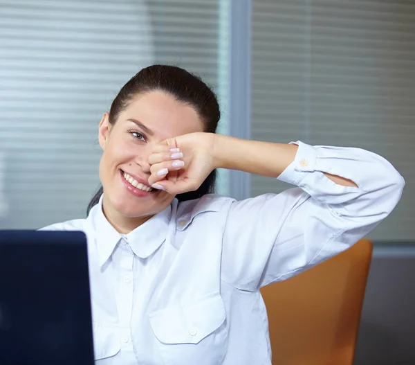 Joven Mujer Negocios Hermosa Sentado Con Ordenador Portátil Lugar Trabajo —  Fotos de Stock