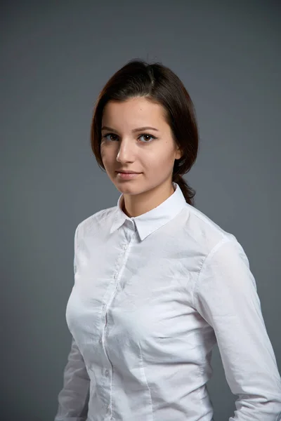 Retrato Bela Jovem Mulher Vestindo Camisa Branca Posando Fundo Cinza — Fotografia de Stock