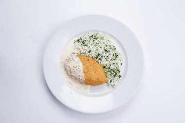Pirinç ve krema soslu pirzola, yakın görüş.
