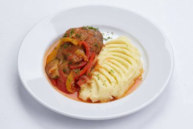 Beyaz tabakta etli patates, yakın görüş.