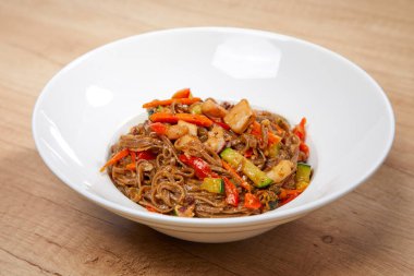 Beyaz kasede tavuklu erişte, yakın görüş. 