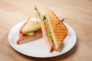 Jambonlu sandviç ve beyaz tabak, yakın görüş.