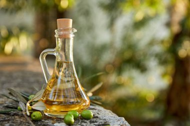 Zeytinyağı ve yeşil zeytinli sürahi.