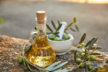 Zeytinyağı ve yeşil zeytinli sürahi.