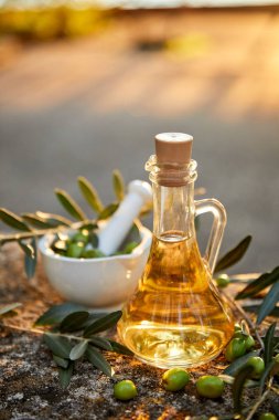 Zeytinyağı ve yeşil zeytinli sürahi.
