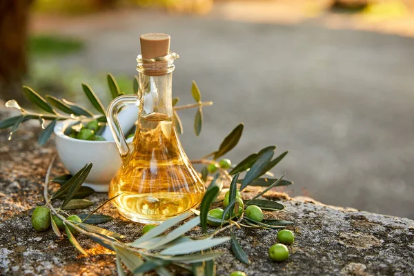 Jug Olive Oil Green Olives Table — Stock Photo, Image