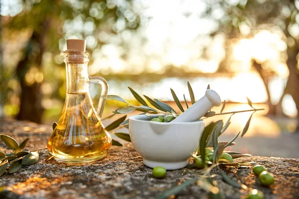 Kan Met Olijfolie Groene Olijven Tafel — Stockfoto