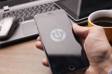 Erkek el ele tutuşan modern akıllı telefon ekranda güç düğmesi, iş konsepti 
