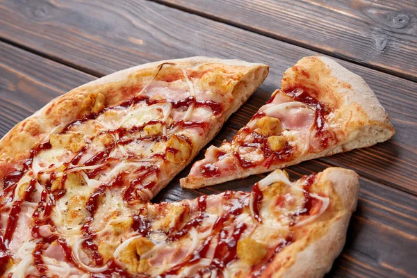 Välsmakande Pizza Trä Bakgrund Nära Utsikt — Stockfoto