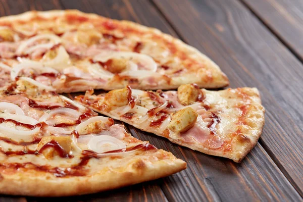 Välsmakande Pizza Trä Bakgrund Nära Utsikt — Stockfoto