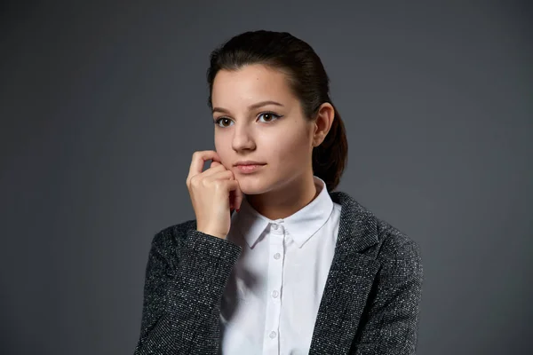 Porträtt Vacker Ung Kvinna Bär Vit Skjorta Och Mörk Jacka — Stockfoto