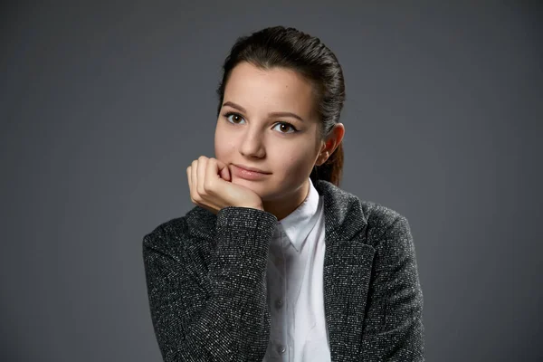 Retrato Una Hermosa Joven Con Camisa Blanca Chaqueta Oscura Posando —  Fotos de Stock