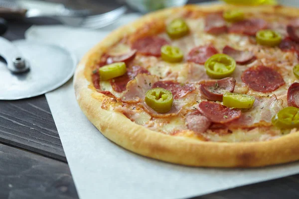 Välsmakande Pizza Trä Bakgrund Nära Utsikt — Stockfoto