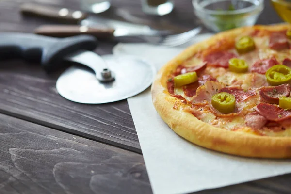 Ahşap Arka Planda Lezzetli Bir Pizza Yakın Görüş — Stok fotoğraf