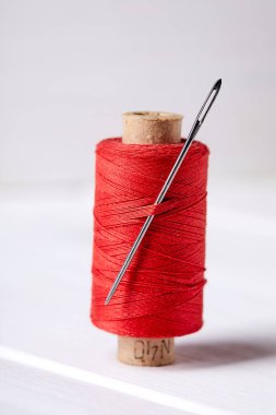 ahşap zemin üzerinde iplik ve iğne ile bobbin, yakın görünüm