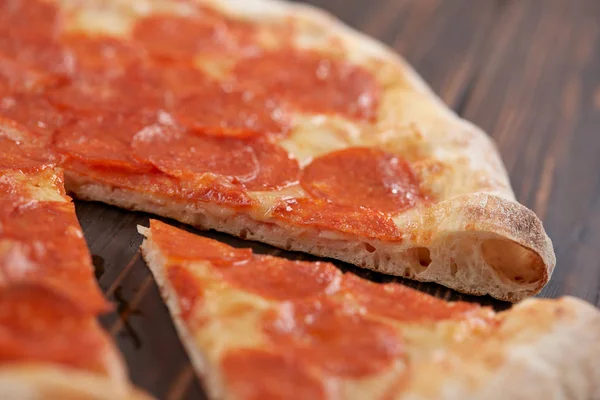 Välsmakande Pizza Trä Bakgrund Nära Utsikt — Stockfoto