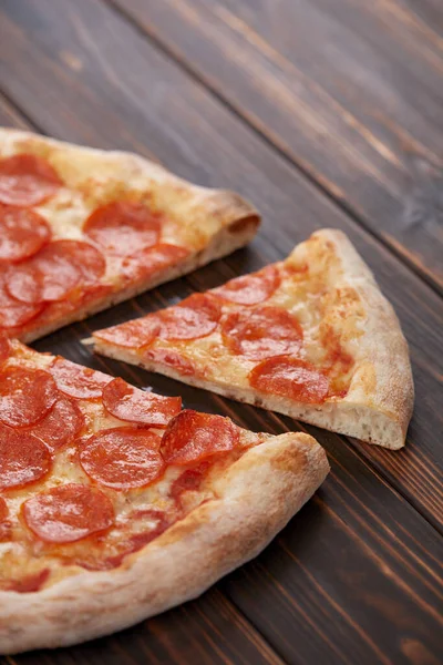 Välsmakande Pizza Trä Bakgrund Nära Utsikt — Stockfoto