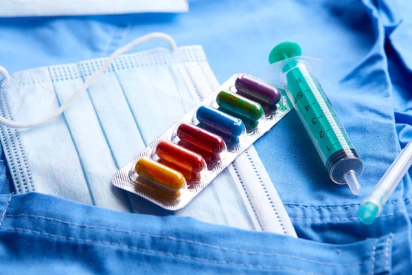 Medicina Farmacêutica Cápsulas Máscara Médica Com Seringa Fundo Azul Conceito — Fotografia de Stock