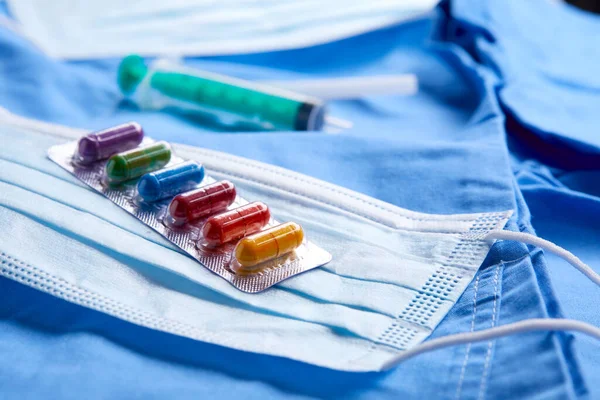 Medicina Farmacêutica Cápsulas Máscara Médica Com Seringa Fundo Azul Conceito — Fotografia de Stock