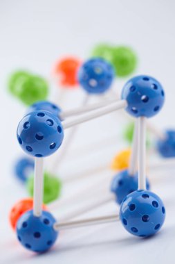 Beyaz arkaplanda izole edilmiş moleküler yapının parlak figürü, yakın plan 