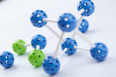 Beyaz arkaplanda izole edilmiş moleküler yapının parlak figürü, yakın plan 