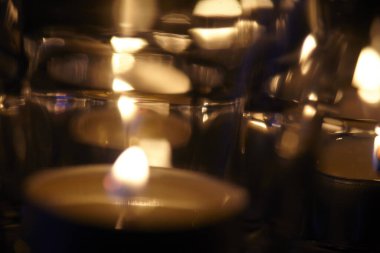 Koyu arkaplanda mum ışıkları, yakın görünüm