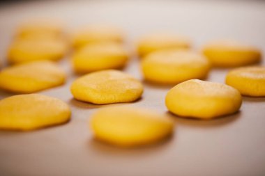 Tereyağlı kurabiyeler masada, yakın görünüm 