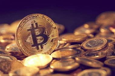 altın bitcoin yığını, kripto para için kavramsal görüntü