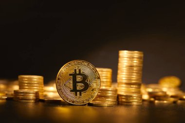 altın bitcoin yığını, kripto para için kavramsal görüntü