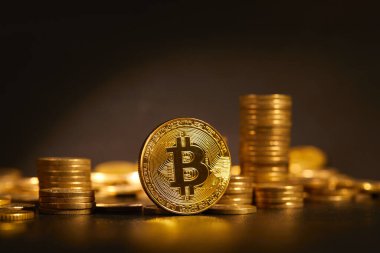 altın bitcoin yığını, kripto para için kavramsal görüntü