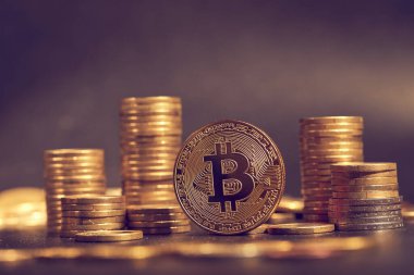 altın bitcoin yığını, kripto para için kavramsal görüntü