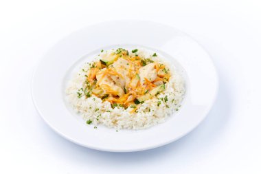 Pilavlı tavuk ve beyaz tabakta otlar, yakın görüş.