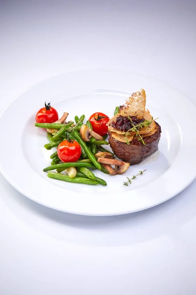 Steak Vegetables White Plate Close View — Stock Photo, Image