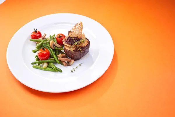 白い皿の上に野菜とステーキ — ストック写真