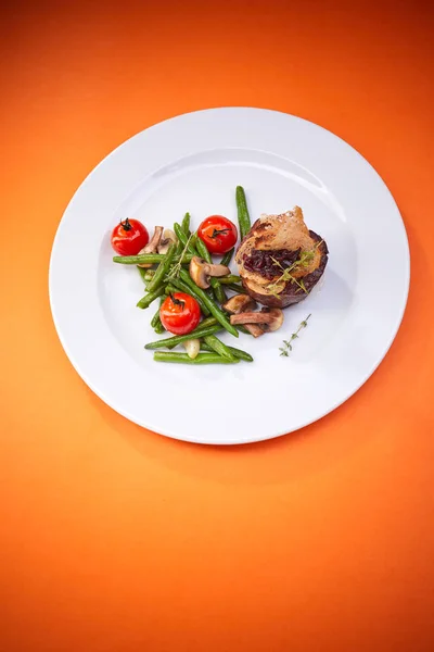 Steak Aux Légumes Sur Assiette Blanche Vue Rapprochée — Photo