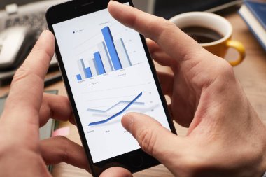 iş grafiği ile modern smartphone ekranında, iş kavramı holding erkek eller 